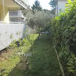 Apartment Cozy Flat With Garden Near