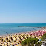 Διαμέρισμα Cozy Flat With Garden Near *