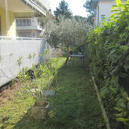 Apartment Cozy Flat With Garden Near
